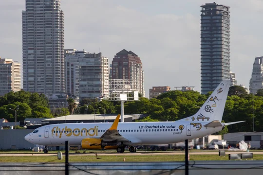 Pasajeros de Aerolíneas Argentinas a la espera de la reunión entre el Gobierno y los sindicatos