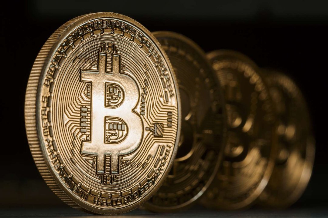 Gráfico de cotizaciones de Bitcoin y plata en los mercados internacionales