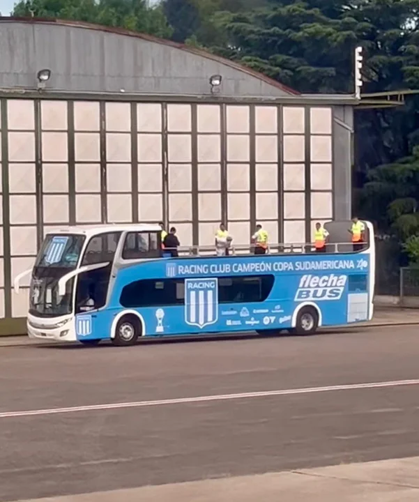 Racing partió hacia el Obelisco para mostrar la Copa Sudamericana a su gente  - Agencia Noticias Argentinas