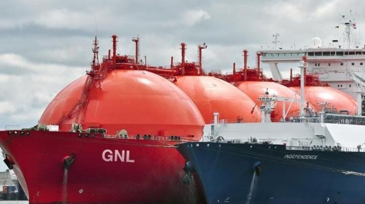 Buque metanero operando en terminal de GNL en Argentina