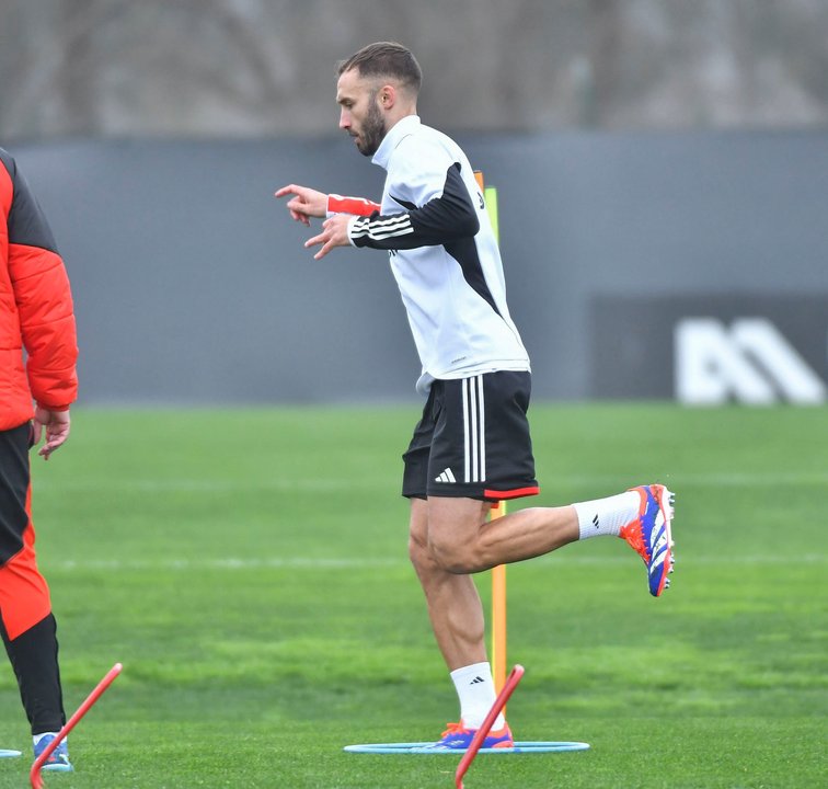 Germán Pezzella durante un entrenamiento en River