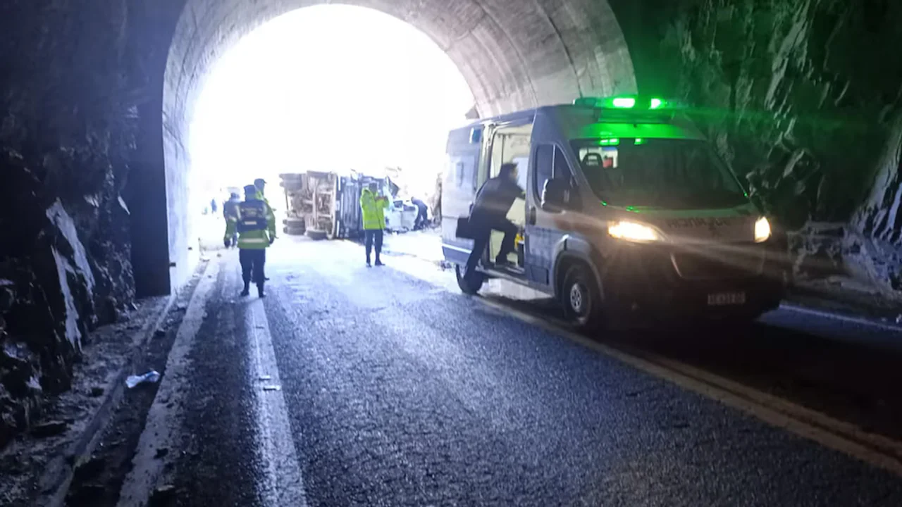 Fatal accidente en una zona de alta montaña: un muerto y cinco heridos tras el vuelco de un camión