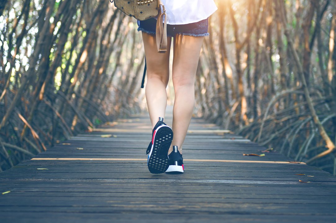 Persona caminando al aire libre como ejercicio diario