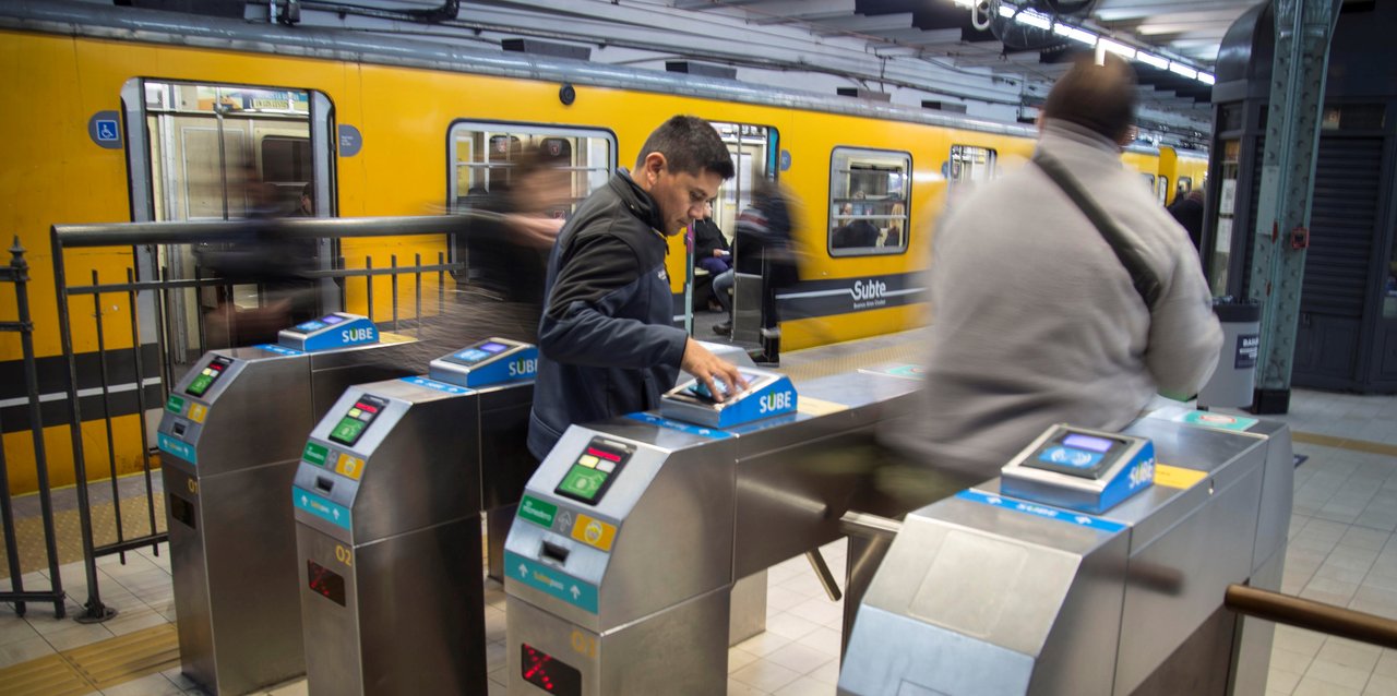 Pasajeros esperando el subte en una estación de Buenos Aires