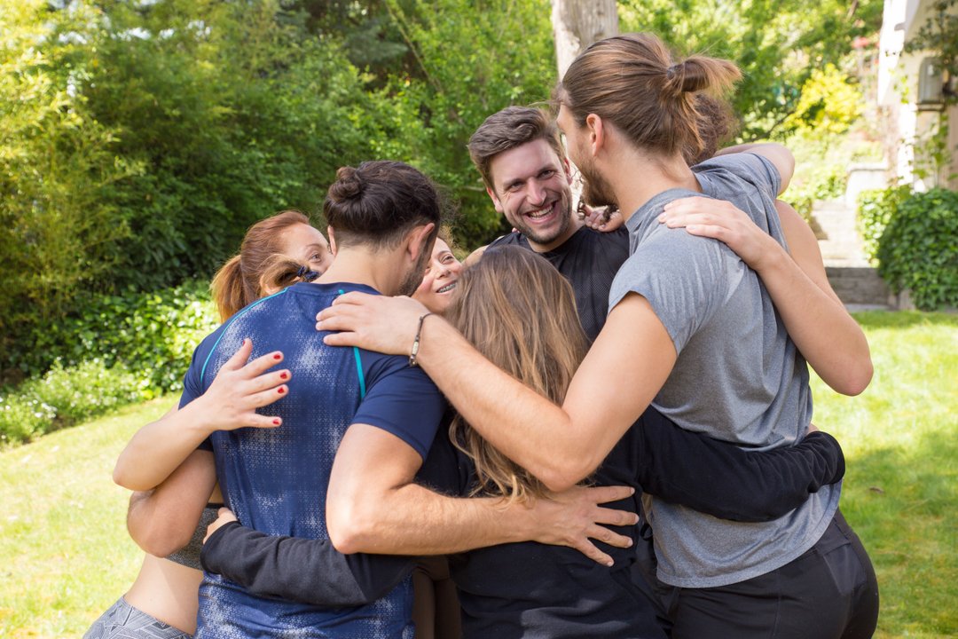 Personas dándose un abrazo en el Día Internacional del Abrazo