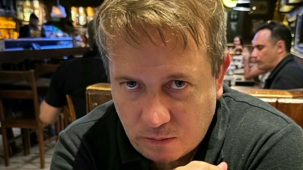 El biógrafo de Milei volvió a cruzar a Adorni: “Es un piojo resucitado que está aferrado al poder y a las fotos”