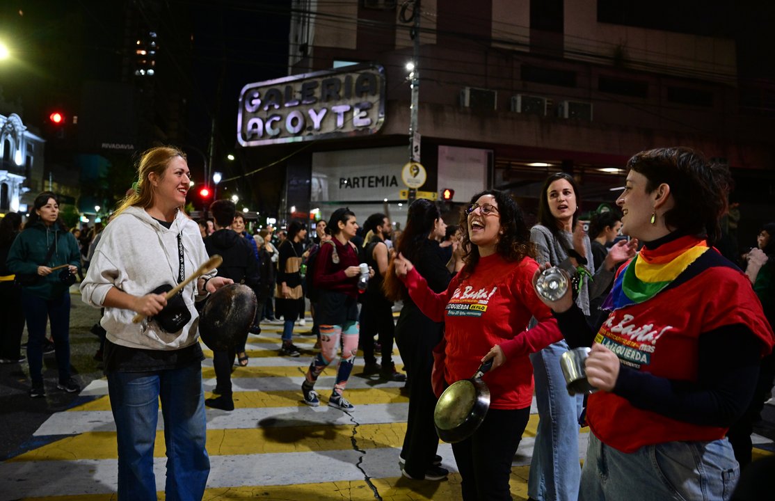 Tras el cacerolazo, cientos de personas marcharon a Plaza de Mayo - Agencia Noticias Argentinas