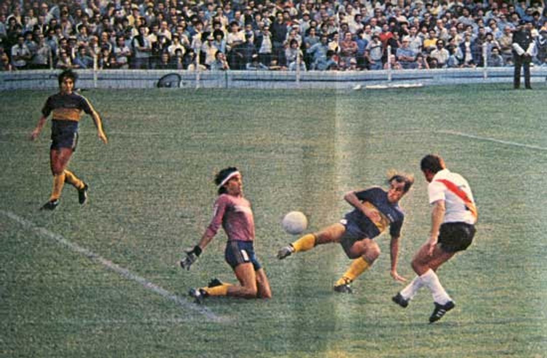 Murió “El Loco” Gatti, uno de los arqueros con más historia en el fútbol argentino y creador de “la de Dios”