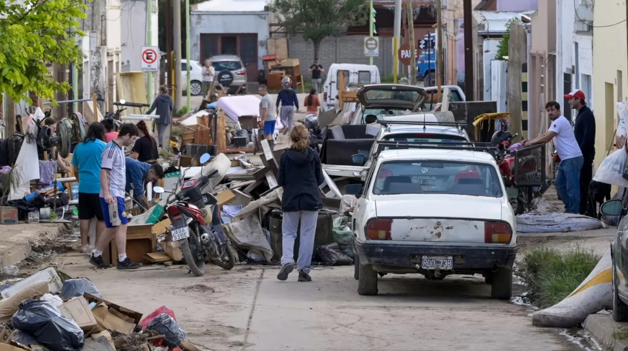 Bahía Blanca se reconstruye: una semana después del temporal fatal, florece  la solidaridad argentina