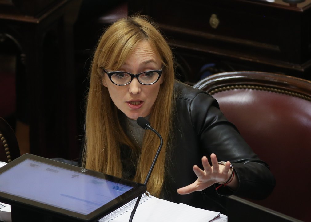 Senadora Anabel Fernández Sagasti durante una intervención virtual