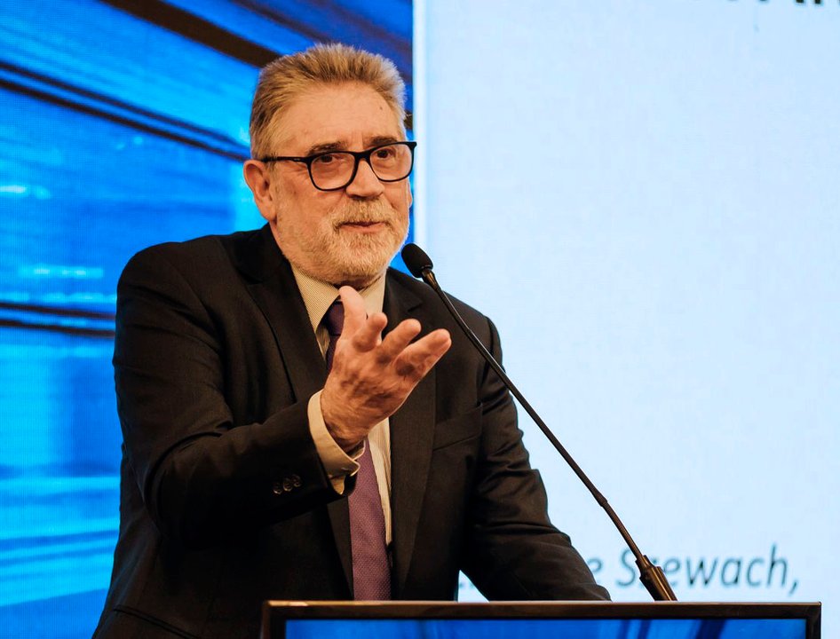 El economista Enrique Szewach durante una entrevista radial