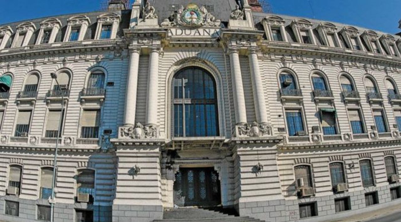 Milei reformó el régimen aduanero postal