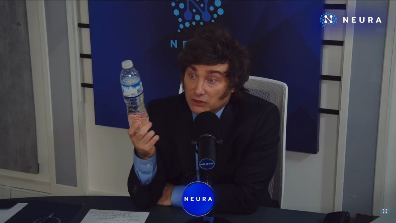 Javier Milei explicó lógica del precio a Alejandro Fantino con una botella de agua como ejemplo y un exabrupto Javier Milei explicó lógica del precio a Alejandro Fantino con una botella de agua como ejemplo y un exabrupto