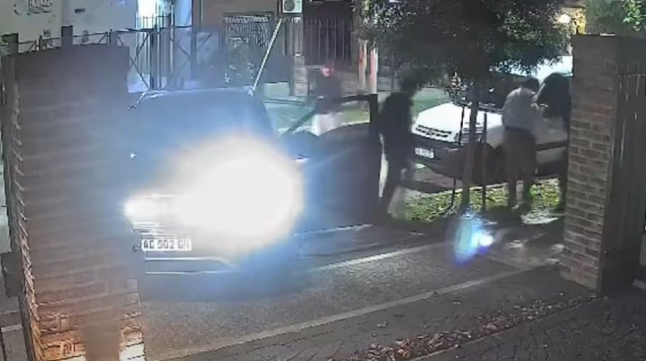 Violento robo en Adrogué: ladrones armados robaron el auto de un hombre y atacaron a una mujer en plena calle Violento robo en Adrogué: ladrones armados robaron el auto de un hombre y atacaron a una mujer en plena calle
