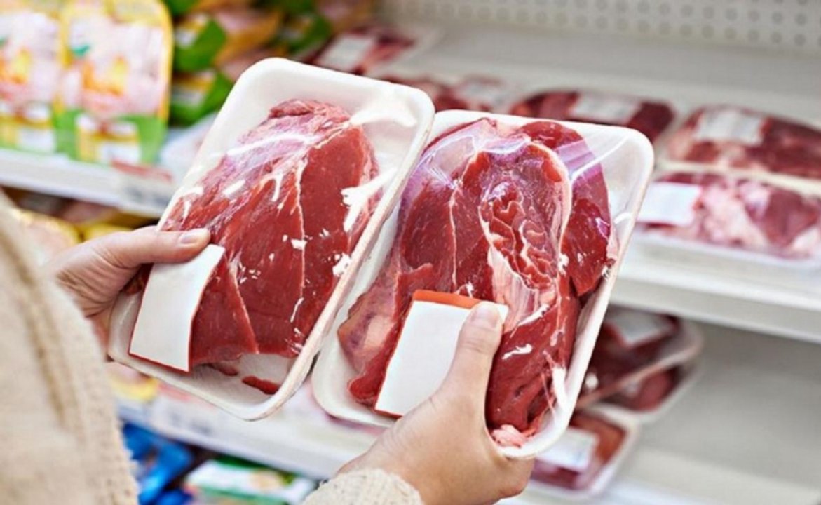Carnicería con cortes de carne vacuna, porcina y aviar en exhibición