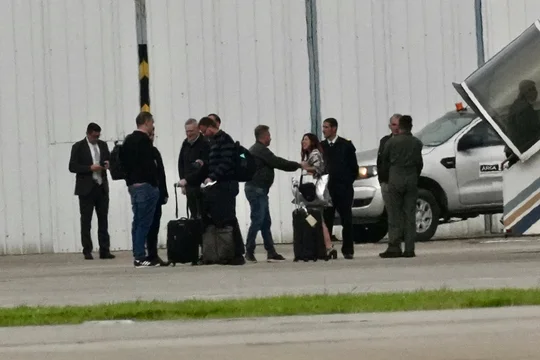 La tiktokera libertaria, bajando del vuelo presidencial.