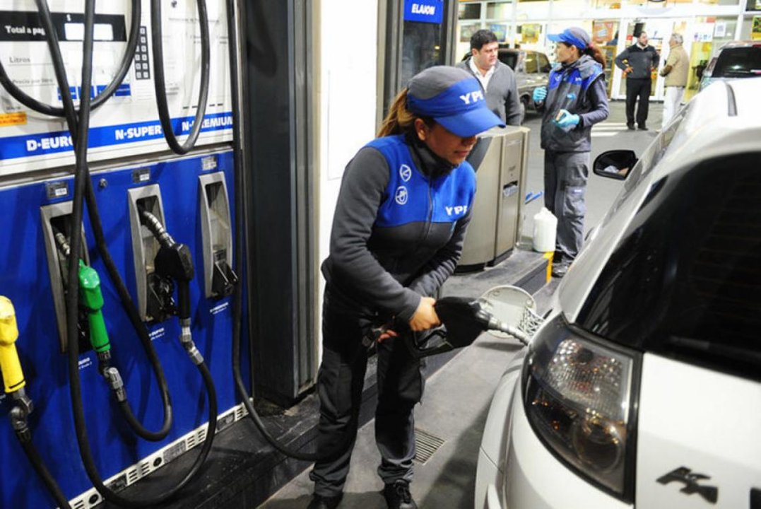 Impacto en los surtidores: aumenta parcialmente el impuesto a los combustibles