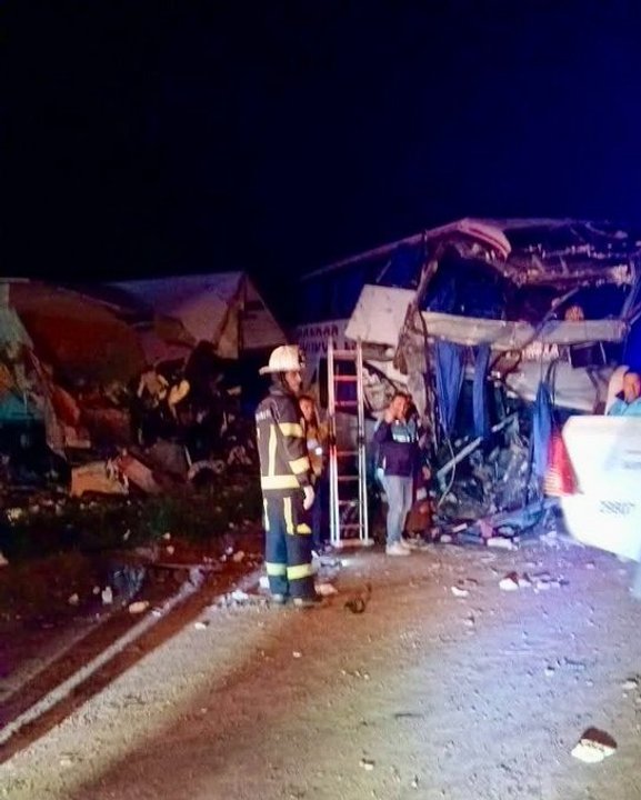 Choque frontal entre un micro y un camión en Ruta 3: hay al menos cuatro muertos