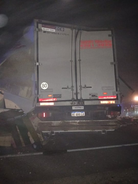 Así quedó la parte trasera del camión.