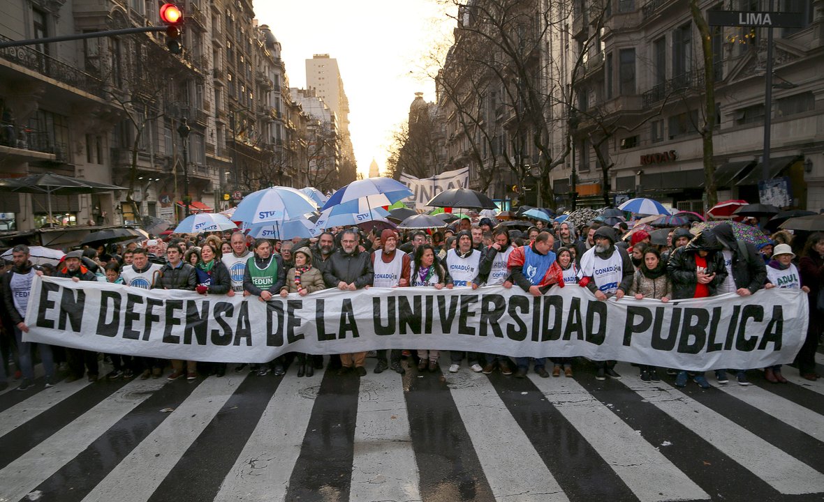 Docentes universitarios reclaman por salarios y financiamiento