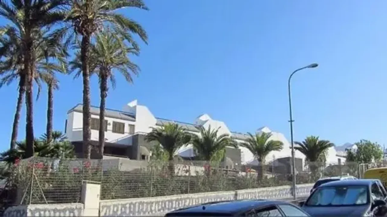 El complejo de departamentos de Tenerife en donde fue hallada muerta la argentina. (Foto: Redes)