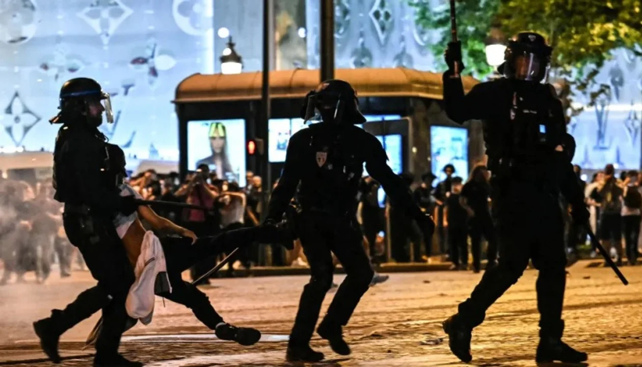 represion festejo paradoja