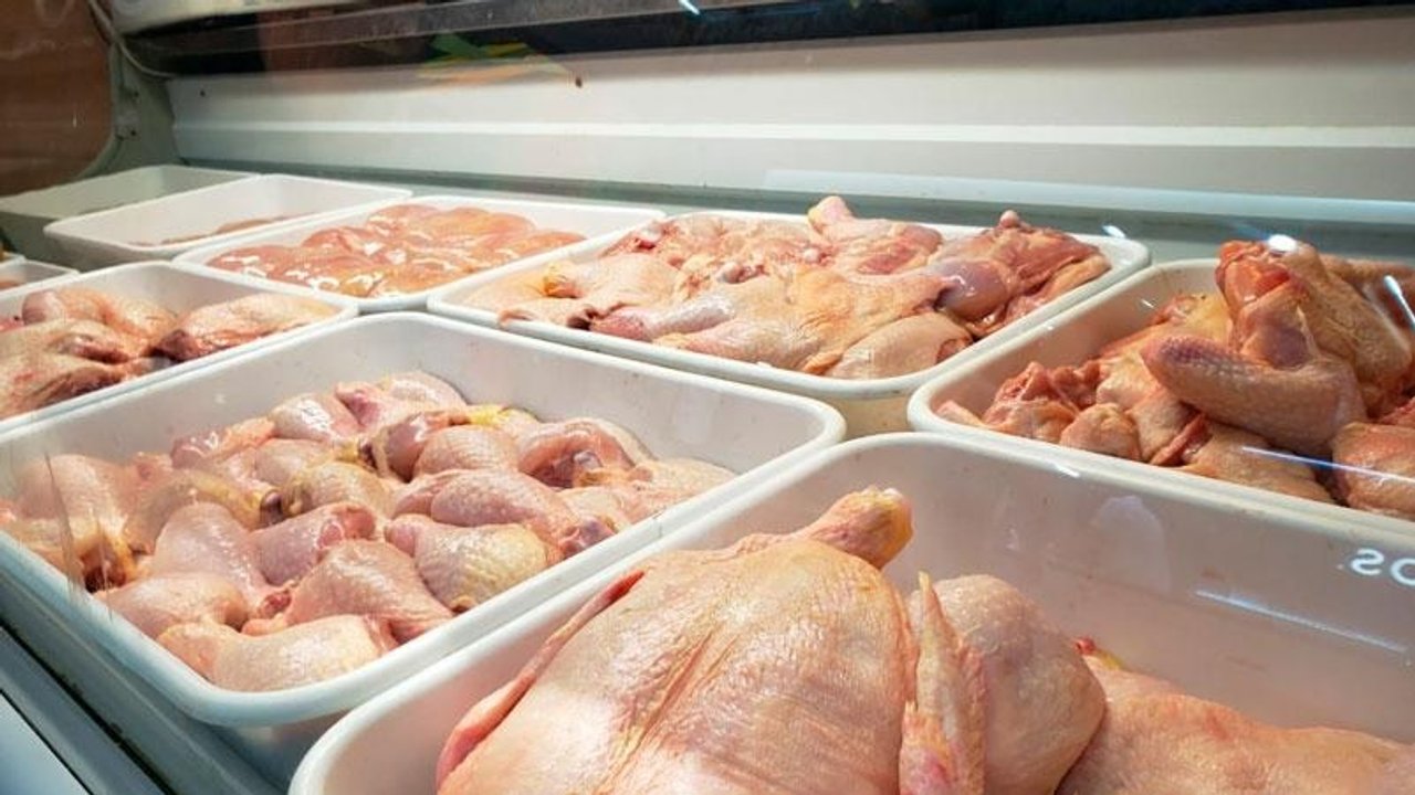 Pollo y carne vacuna en góndola de supermercado argentino