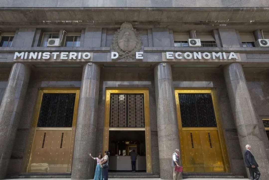 Gobierno emite deuda por más de $32 billones y US$3.500 millones: los detalles de la licitación Gobierno emite deuda por más de $32 billones y US$3.500 millones: los detalles de la licitación