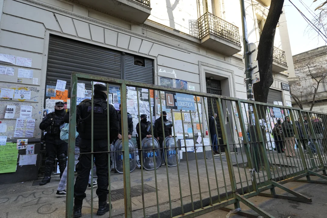 Antes del banderazo, Ciudad montó vallas, sacó pasacalles y limpió las paredes de la casa de Cristina Antes del banderazo, Ciudad montó vallas, sacó pasacalles y limpió las paredes de la casa de Cristina