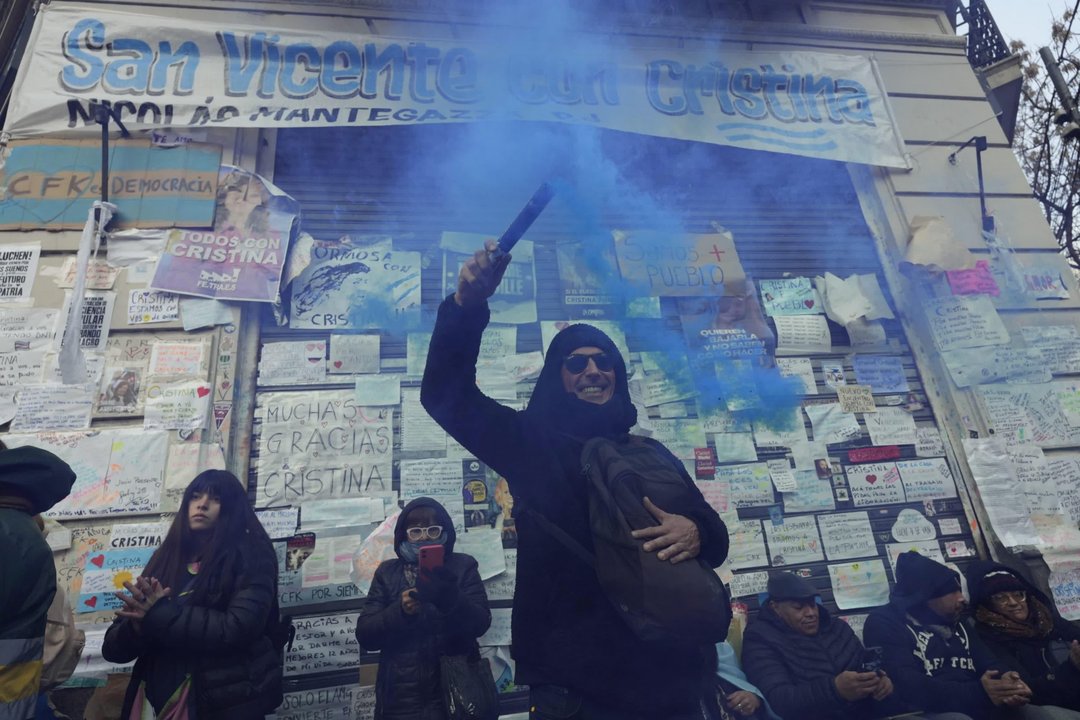 La Cámpora movilizó frente al domicilio de Cristina Kirchner y recordó la asunción de Néstor Kirchner