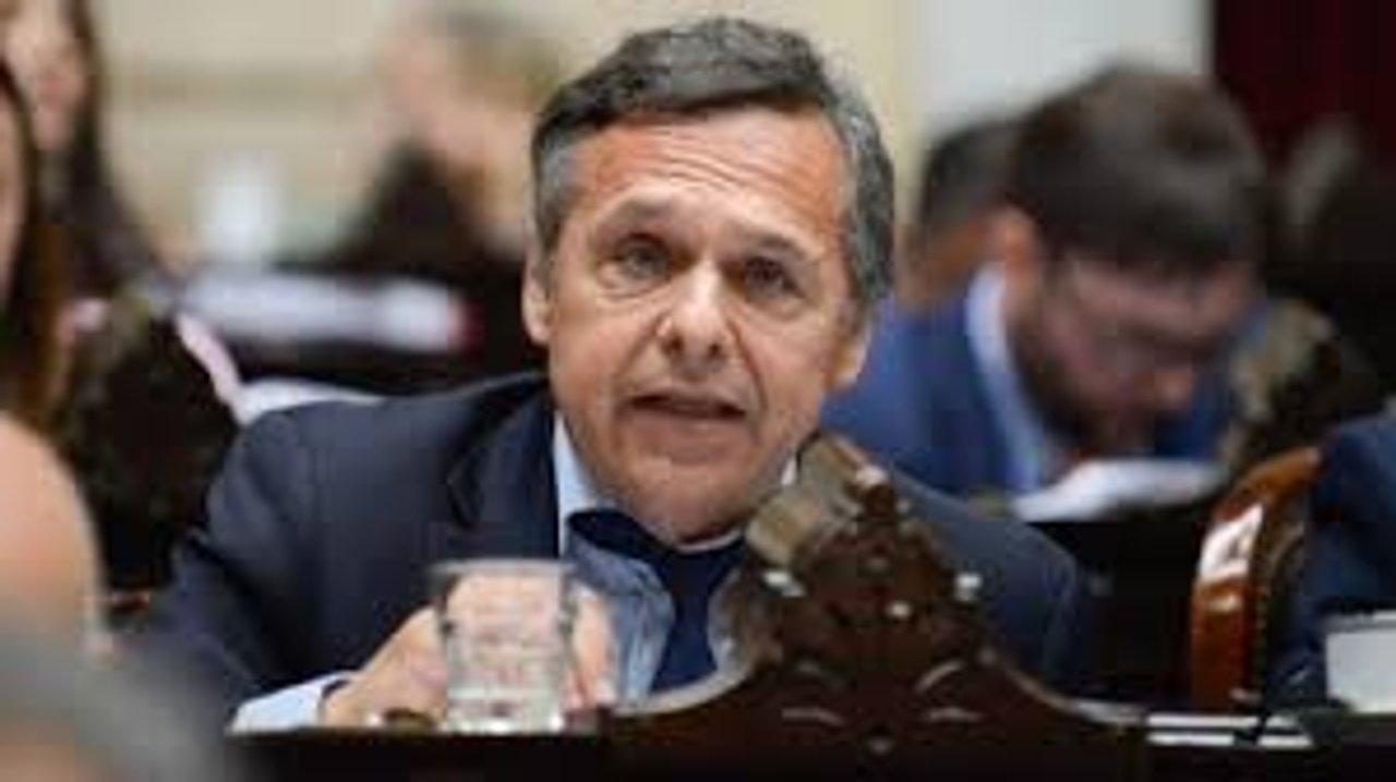 Diego Giuliano: “Adorni está socialmente destituido y hay una disputa por quién lo hace renunciar”