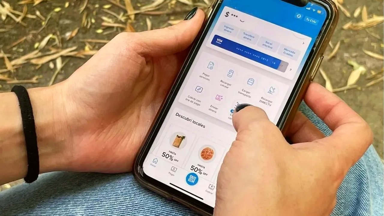 Teléfono móvil con aplicación de billetera virtual activa