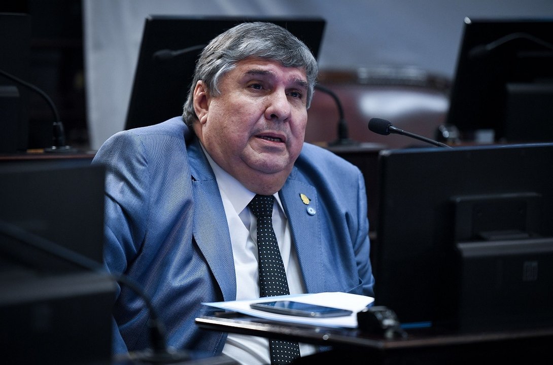José Mayans acusó a Milei de descreer de la división de poderes: "Muy parecido a un gobierno de facto"