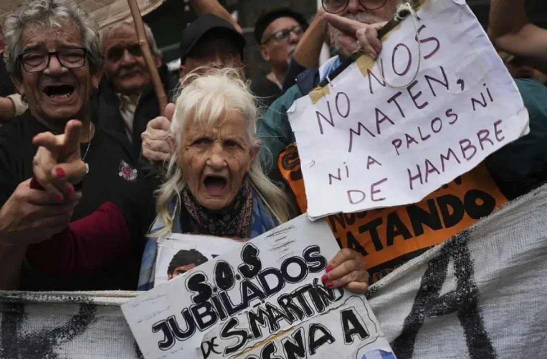 Tensión en el centro: la policía aplicó el protocolo antipiquetes y los jubilados marchan a Plaza de Mayo Tensión en el centro: la policía aplicó el protocolo antipiquetes y los jubilados marchan a Plaza de Mayo