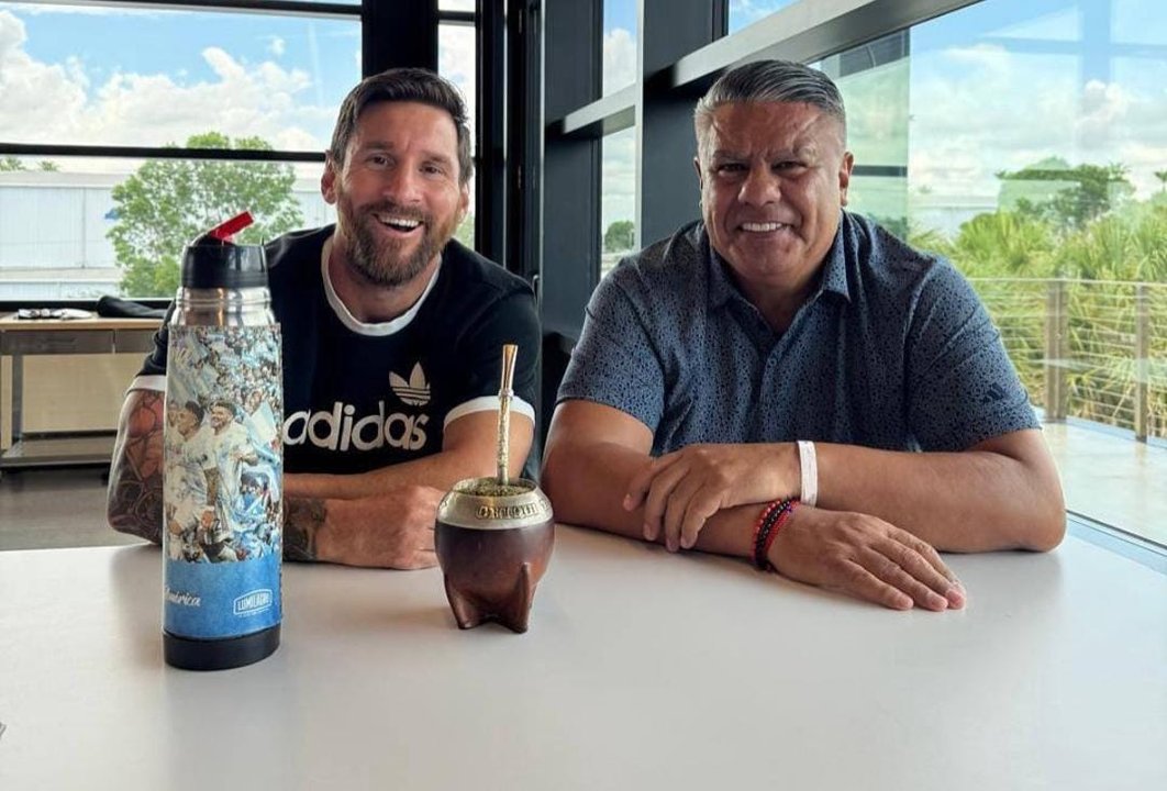 Lionel Messi y Claudio Tapia en el centro de la polémica
