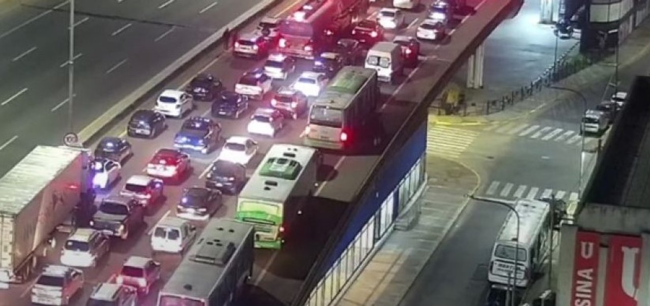Caos en la autopista Buenos Aires-La Plata por un piquete