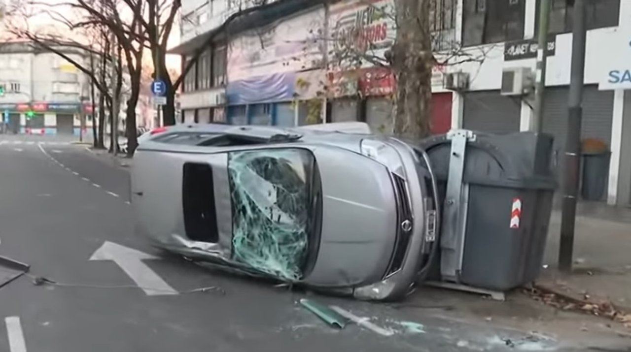 Accidente y fuga en Villa Crespo: una camioneta a alta velocidad chocó y volcó un auto