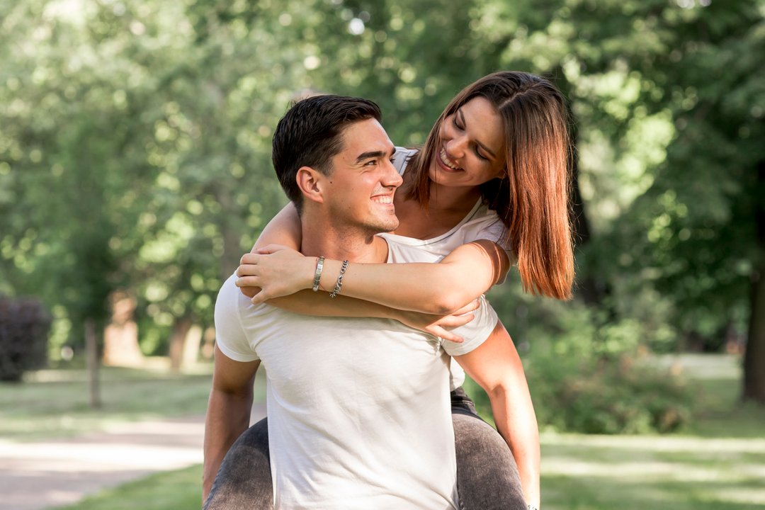 Las 5 cosas que hacen las parejas más felices entre semana y que la mayoría descuida, según un psicólogo