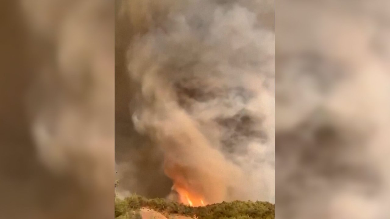 Graban un impresionante tornado de fuego durante los incendios en Turquía