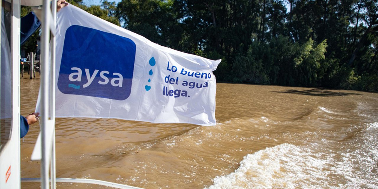 Sede de AySA y referencia a la privatización de la empresa