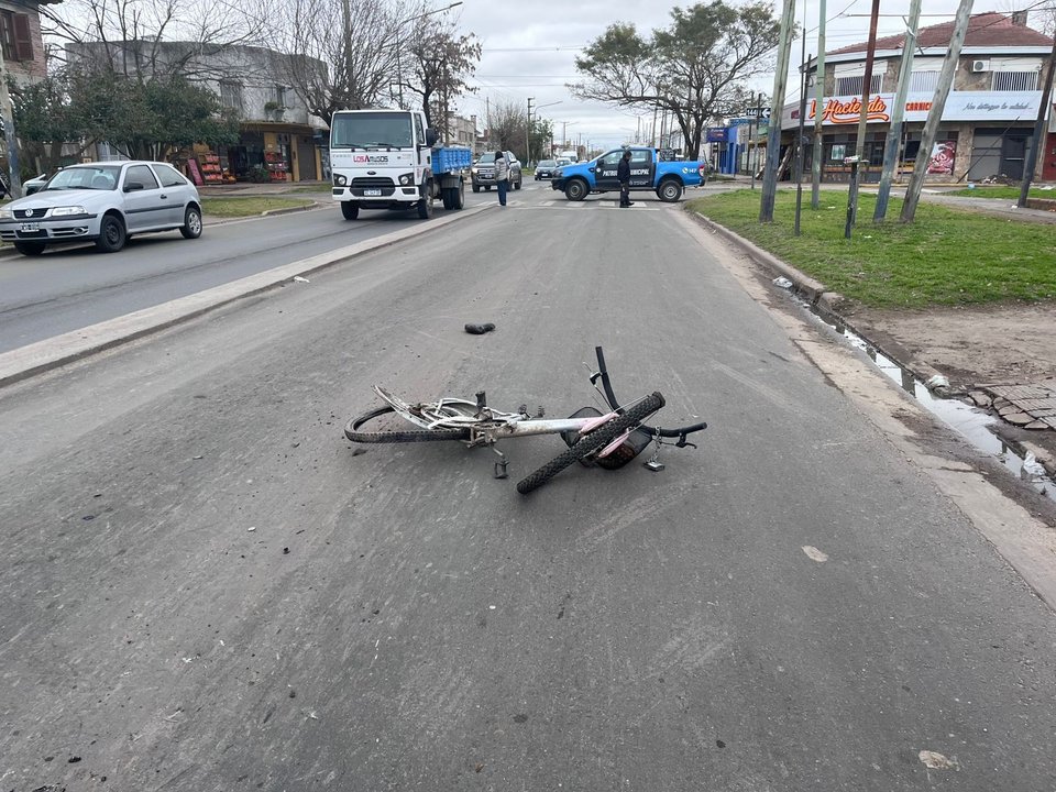 Tragedia en La Plata: un ciclista murió tras ser embestido por un camión que se dio a la fuga
