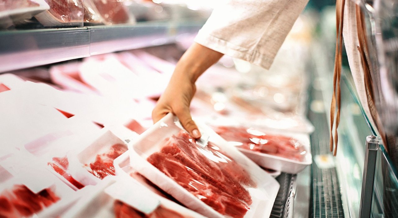 Mostrador de carnicería con distintos cortes de carne vacuna