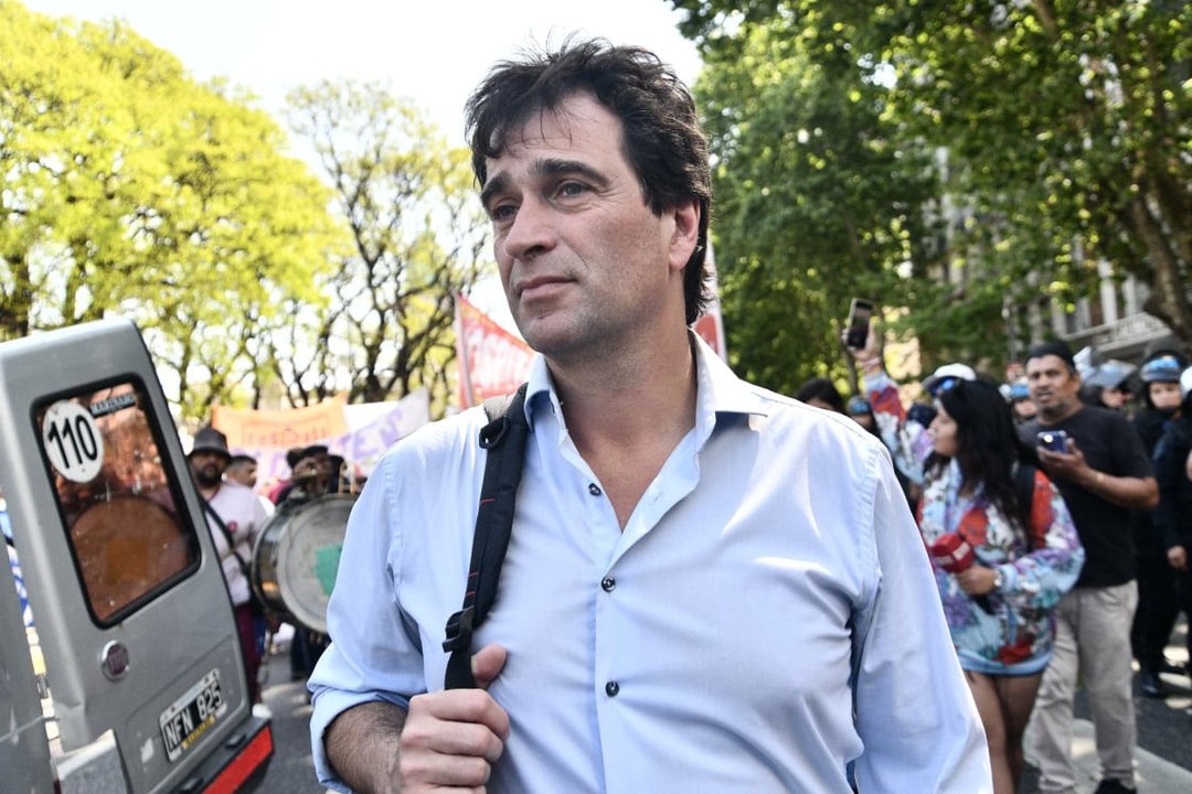 El titular del Partido Obrero denunció penalmente a Milei por encubrir la fuga de Flávio Bolsonaro