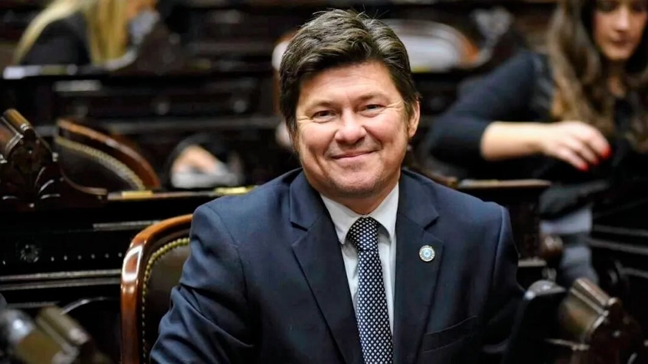 Lisandro Almirón durante la designación en Diputados