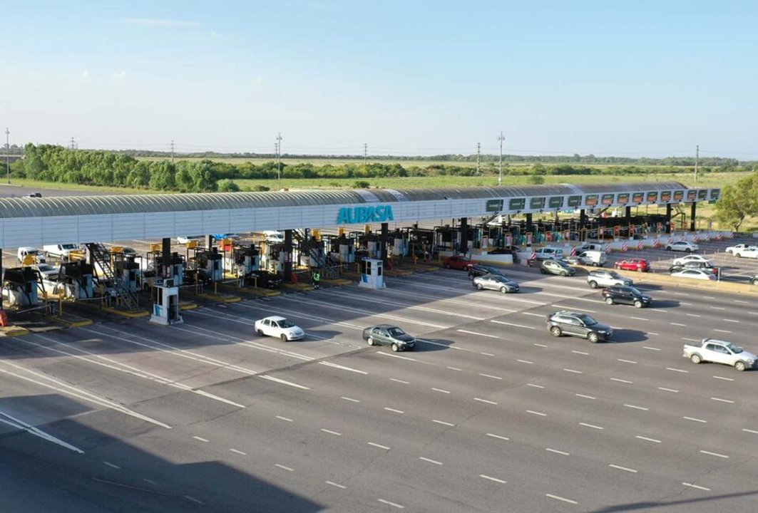 Cabinas de peaje en autopista con aumento de tarifas
