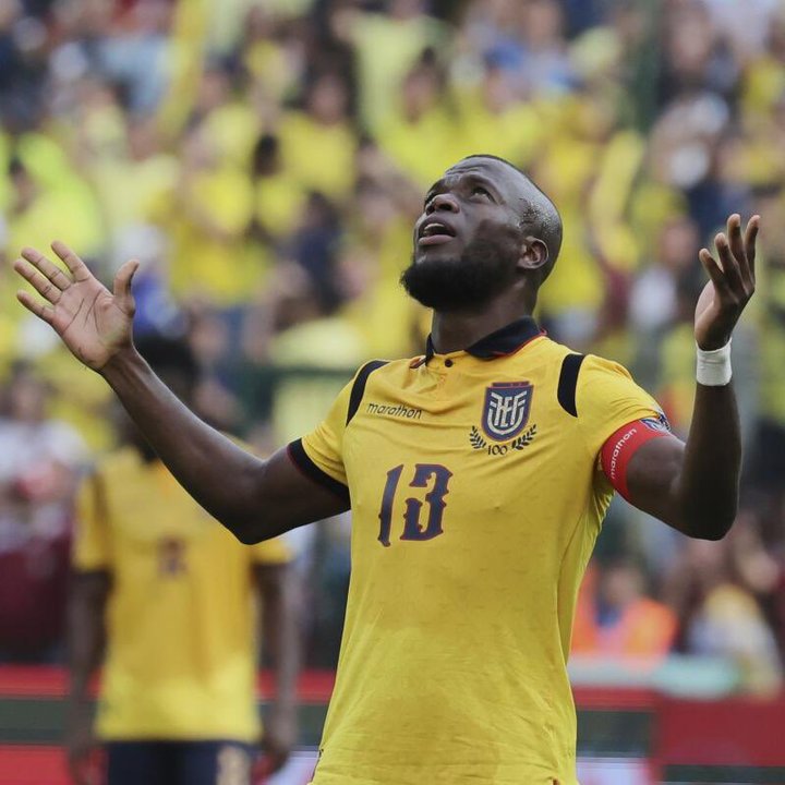 Enner Valencia celebra un gol con la camiseta de Ecuador
