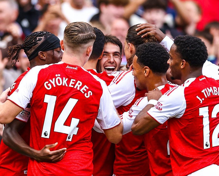 El Arsenal goleó al Nottingham Forest y quedó momentáneamente como líder de la Premier League