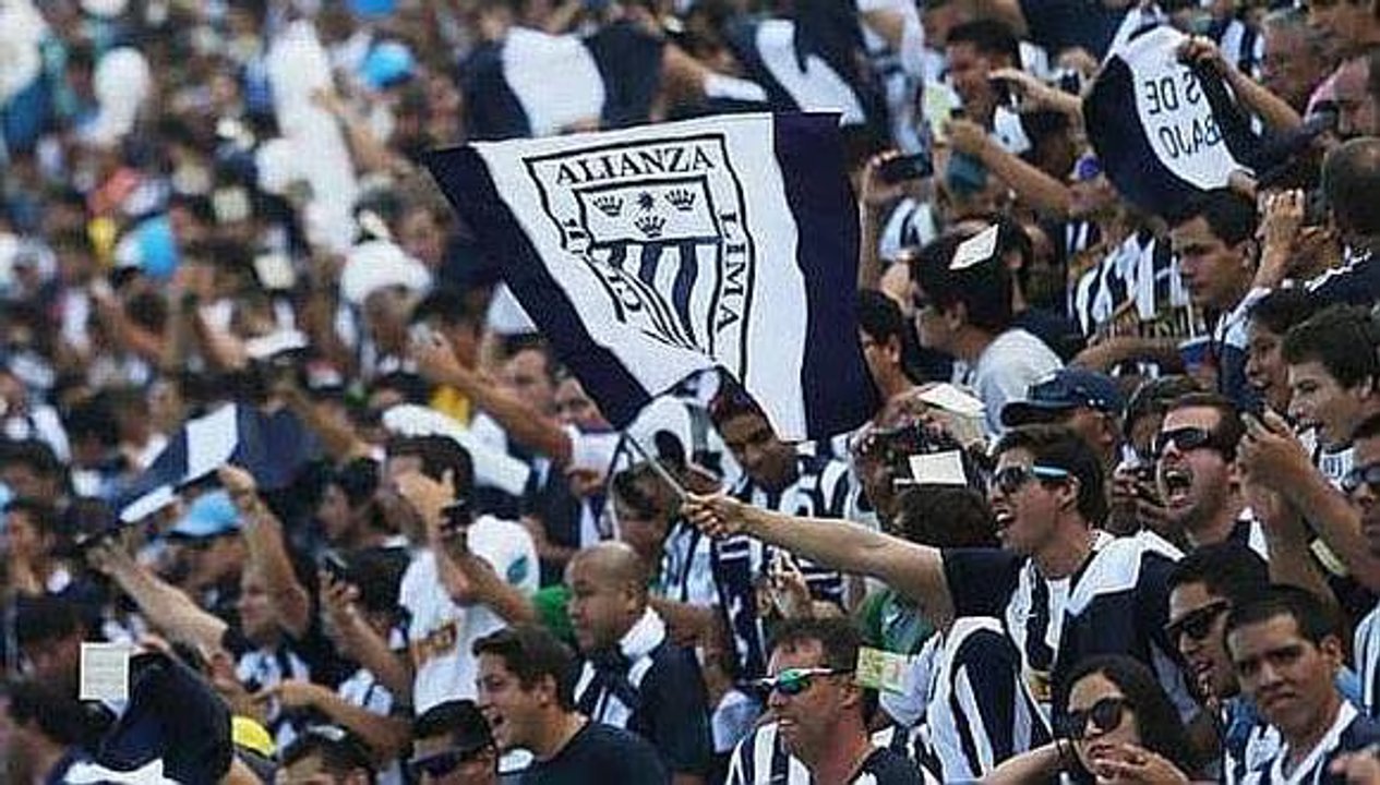 La polémica bandera de los hinchas de Alianza Lima
