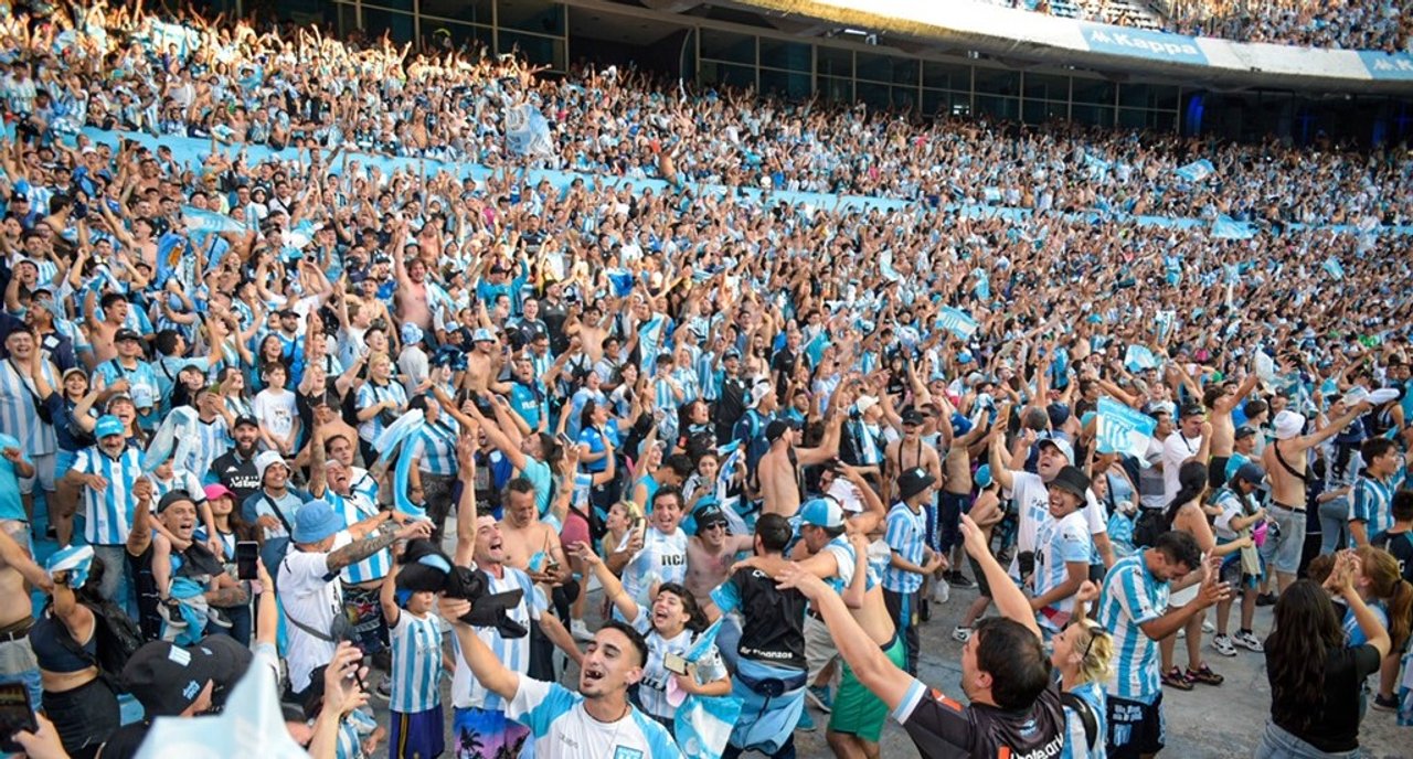 Prohibición de ingreso a estadios para cuatro hinchas de Racing tras agresión
