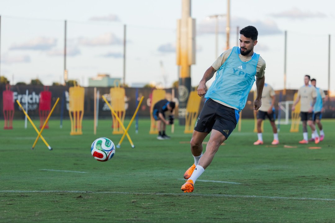 “Flaco" López, emocionado tras ser titular en Argentina: “Nunca me imaginé estar en esta situación”